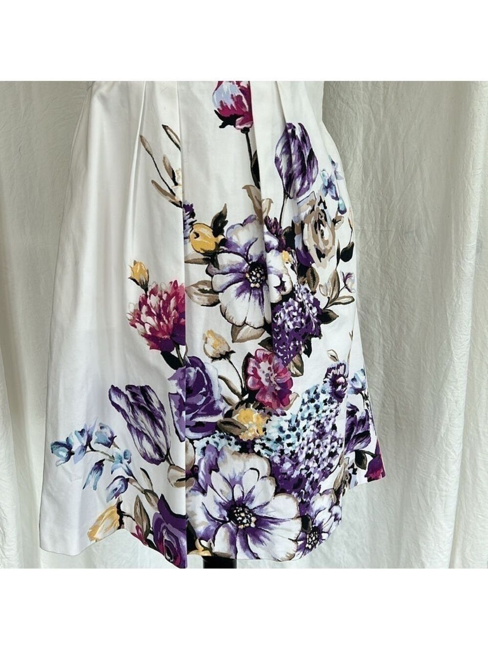 White House Black Market: White Strapless Dress w/ Floral Pattern: Size 0 - Picture 3 of 10
